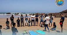 جمعية بميراللفت تنظم حملة للنظافة و دروسا نظرية وتطبيقية في رياضة ركوب الأمواج للأطفال