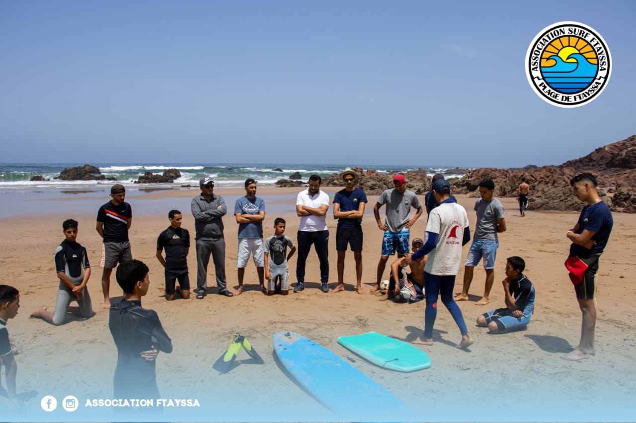 جمعية بميراللفت تنظم حملة للنظافة و دروسا نظرية وتطبيقية في رياضة ركوب الأمواج للأطفال