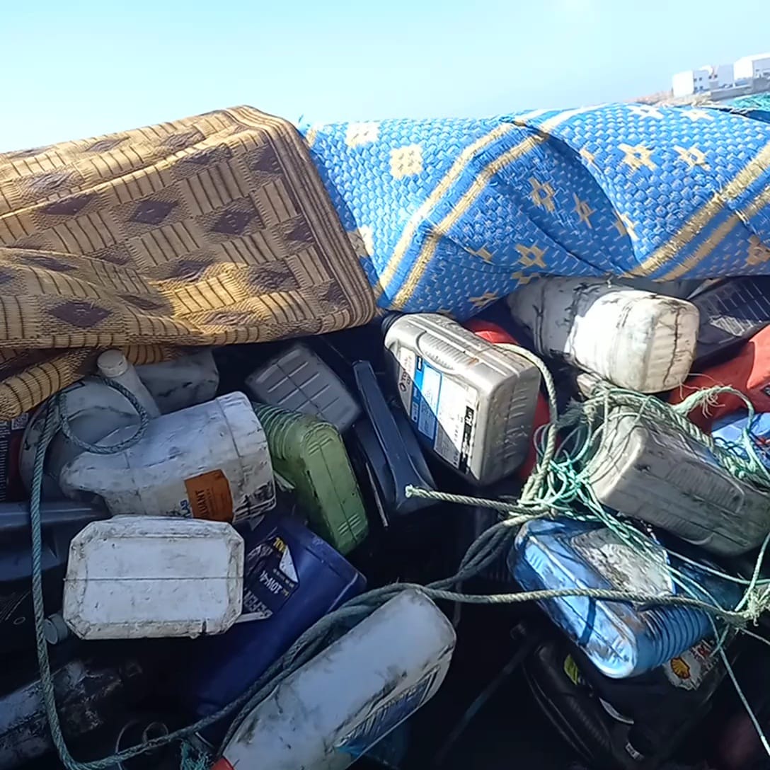 حقوقيون بسيدي إفني يحذرون من كارثة بيئية بسبب استعمال القدور البلاستيكية لصيد الأخطبوط